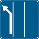 Blauw bord dat de pijlen op de rijbaan aankondigt en de rijstrook voor links afslaan voorschrijft