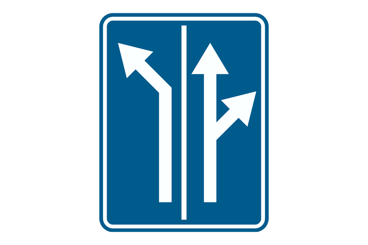 Blauw bord dat pijlen op de rijbaan aankondigt: elke pijl hoort bij een rijstrook.