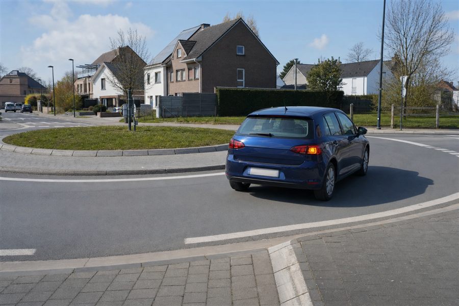 Auto op een rotonde met de rechterrichtingaanwijzer aan om de rotonde te verlaten