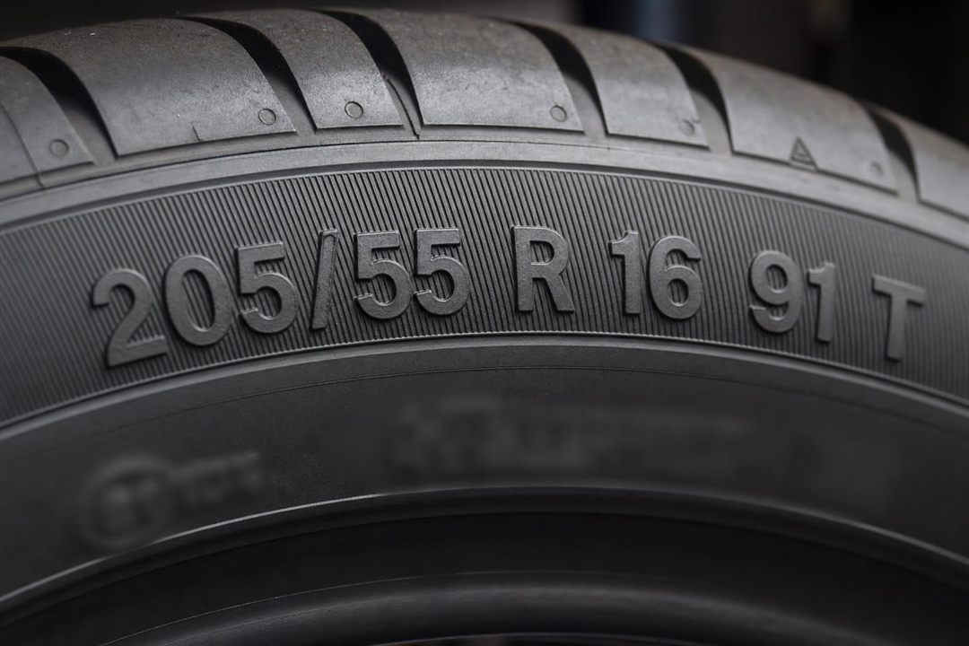 Aanduiding 205/55 R 16 91 T op de zijkant van een autoband