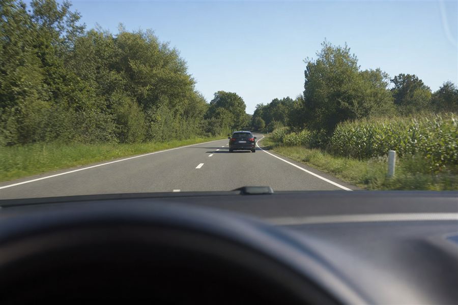 Bestuurder die ver vooruit kijkt en een situatie op de weg al inschat