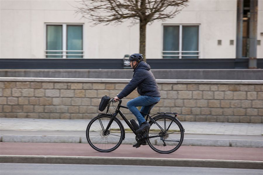 Regels voor fietsers en bromfietsers op de openbare weg: stuur vast, voeten op de pedalen