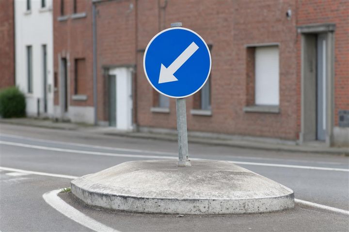 Verkeersbord met een niet-gebogen pijl op een hindernis in de weg: je rijdt langs de kant van de pijl voorbij