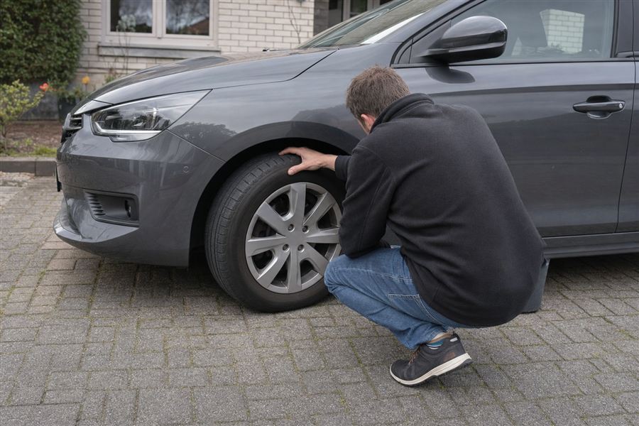 Band en motorruimte van een auto die nagekeken worden voor een rit