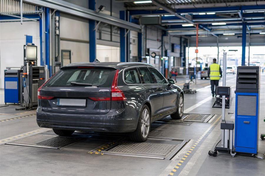 Personenauto die in een keuringsstation wordt nagekeken