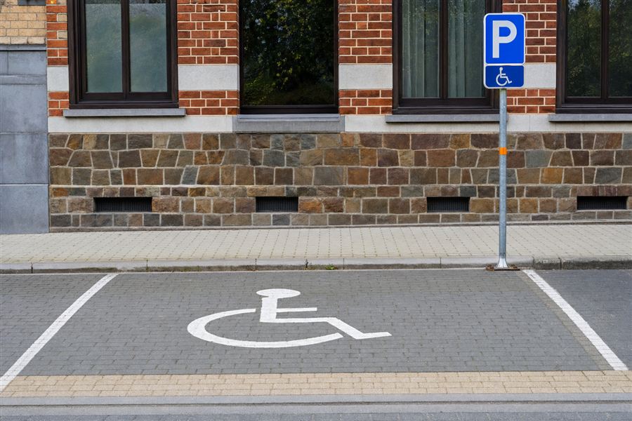 Parkeerplaats voorbehouden voor voertuigen die gebruikt worden door personen met een handicap