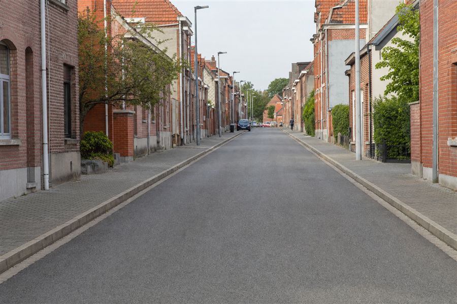 Voetgangers op de trottoirs aan weerszijden van de rijbaan