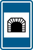 Blauw verkeersbord met een witte tunnel: tunnel langer dan 500 meter