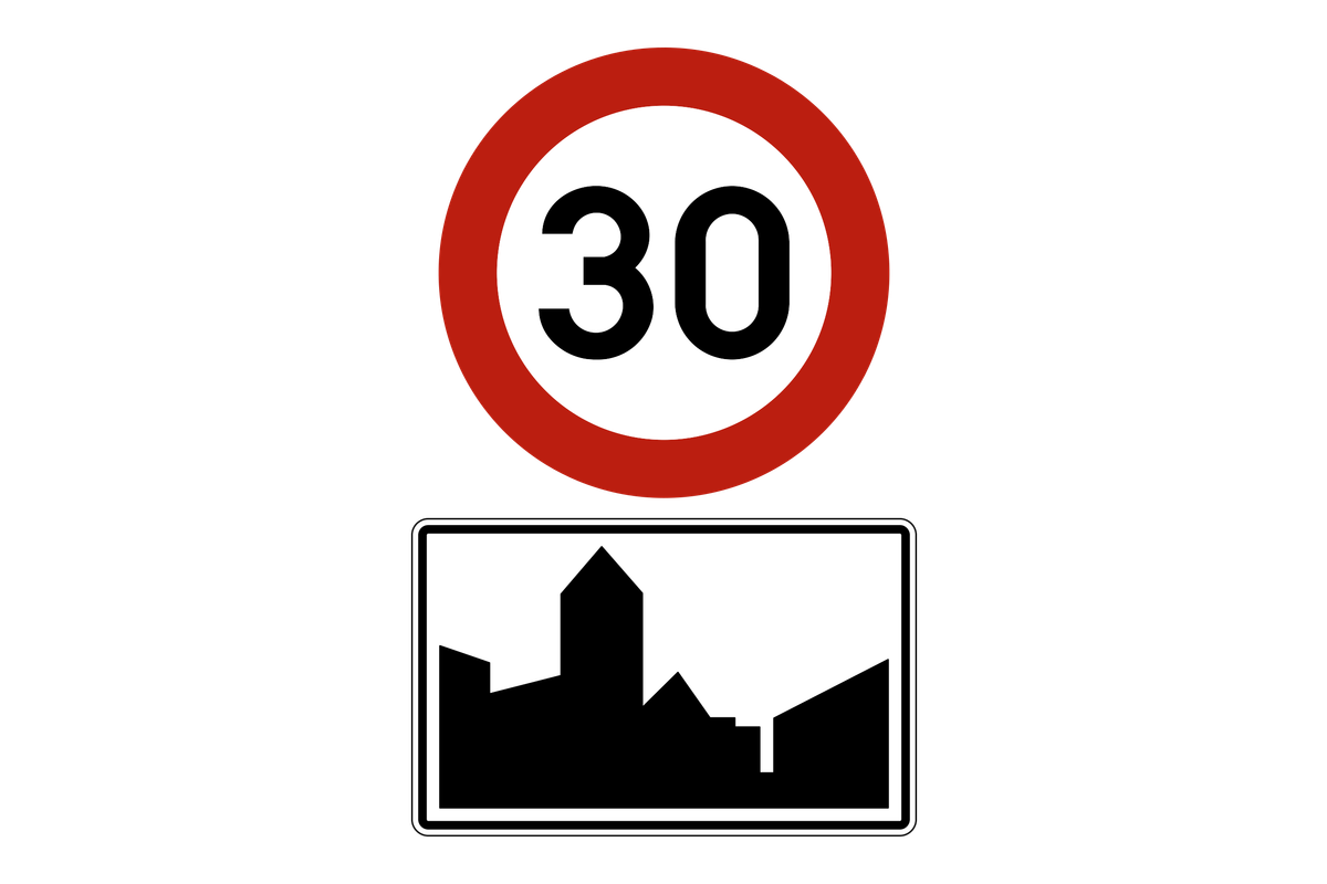 Het beginbord van de bebouwde kom met daarboven een rond snelheidsbord 30.