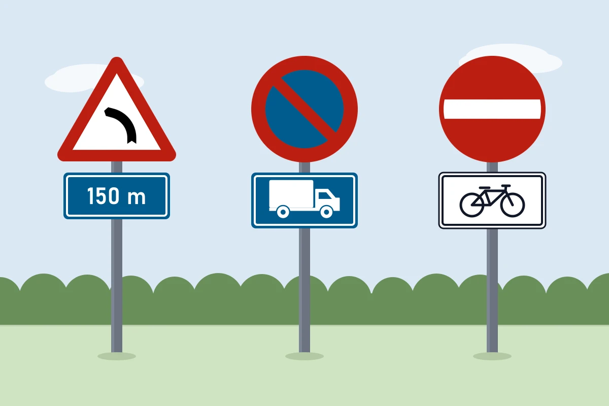 Drie officiële borden met hun onderbord: gevaarlijke bocht met de afstand 150 m (wit op blauw), parkeerverbod met het symbool van een vrachtwagen (wit op blauw), verboden richting met een zwarte fiets op wit.