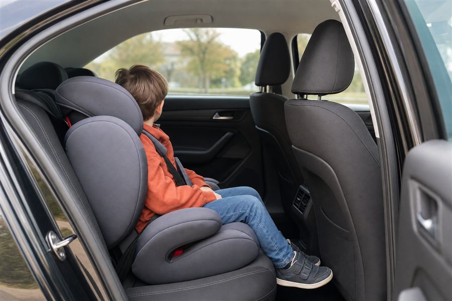 Kind vastgemaakt in een autozitje dat bij zijn grootte past