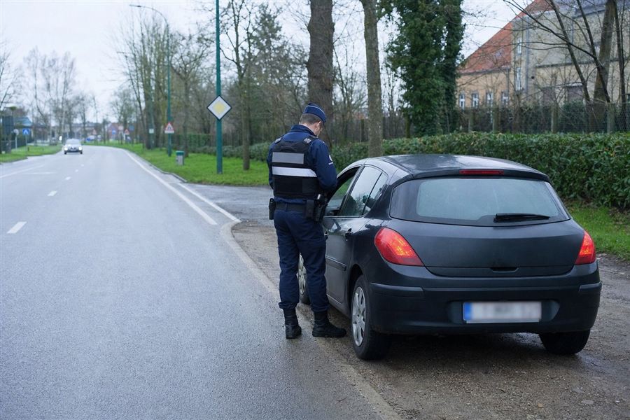 Bestuurder toont zijn rijbewijs aan een bevoegd persoon tijdens een controle