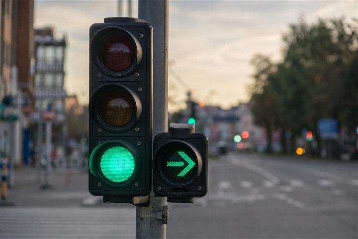Verkeerslicht met een extra groene pijl onder of naast het groene licht