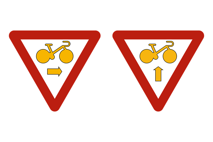 Twee kleine borden onder een verkeerslicht: fietsers en speed pedelecs mogen bij rood of oranjegeel rechts afslaan of rechtdoor rijden