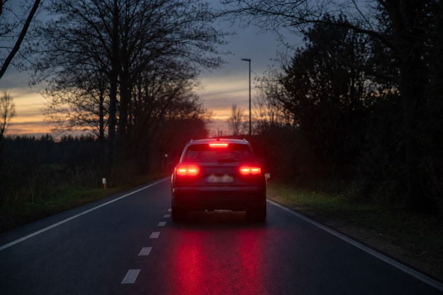 Achterkant van een auto met rode lichten