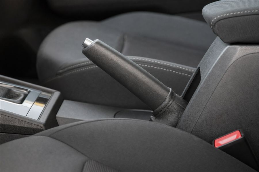 Bestuurder zet de parkeerrem aan voor hij de auto verlaat