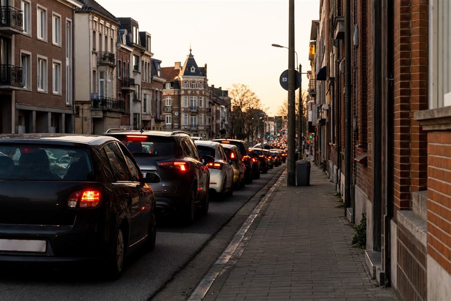 Auto's die in de stad claxonneren en hun motor laten brullen