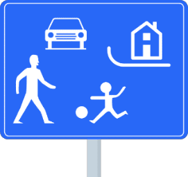Blauw bord begin van een woonerf of erf, met huis, auto, voetganger en kind met een bal