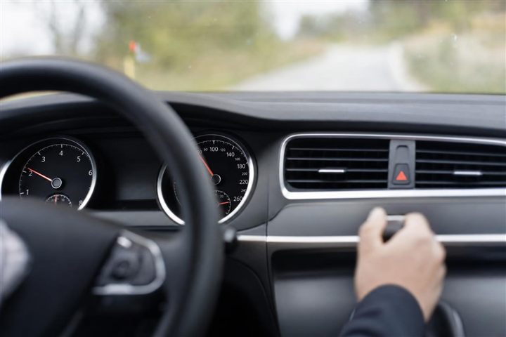 Toerenteller van een auto: de naald staat laag, het moment om op te schakelen