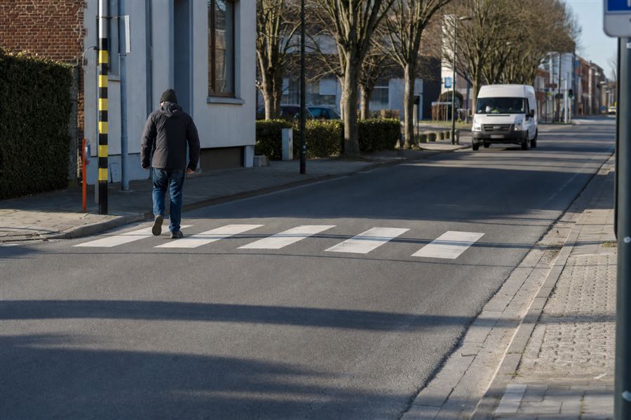 Een bestelwagen rijdt een overstekende voetganger aan